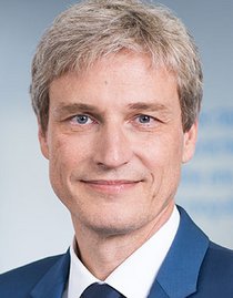 Dr. Arnd Köfler